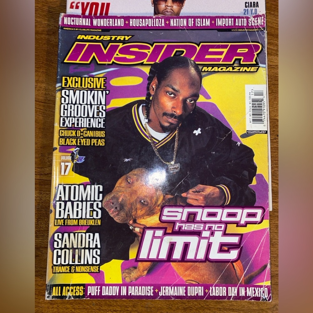 Snoop dogg industry insider magazine used
Insider magazine 17 - black and purple